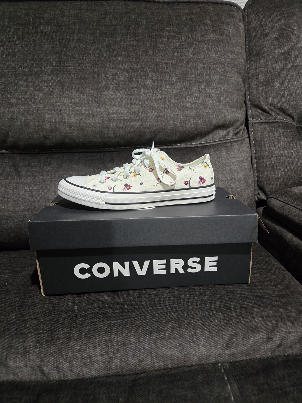 Converse Cream Low Top Floral Canvas Sneaker with Multicolor Flowers -8.5 NIB